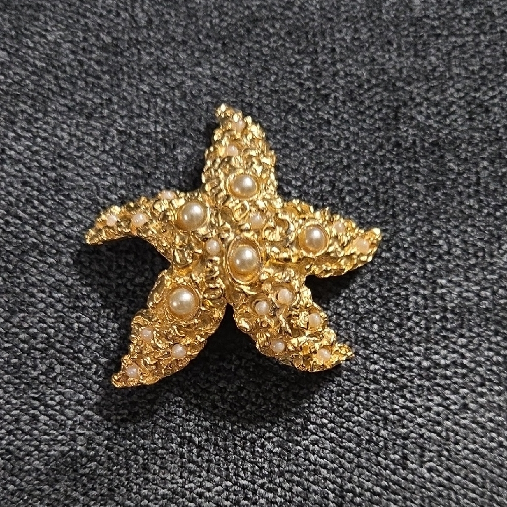 Rare Accessocraft NYC Signed Gold Tone Starfish, Faux Pearls‎ Textured Brooch